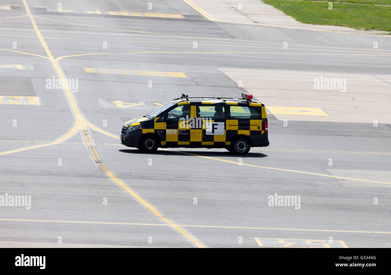Berlino / GERMANIA - Giugno 4, 2016: tedesco ' follow me ' unità auto sull'aeroporto di Schoenefeld di Berlino / Germania in giugno 4, 2016 Foto Stock