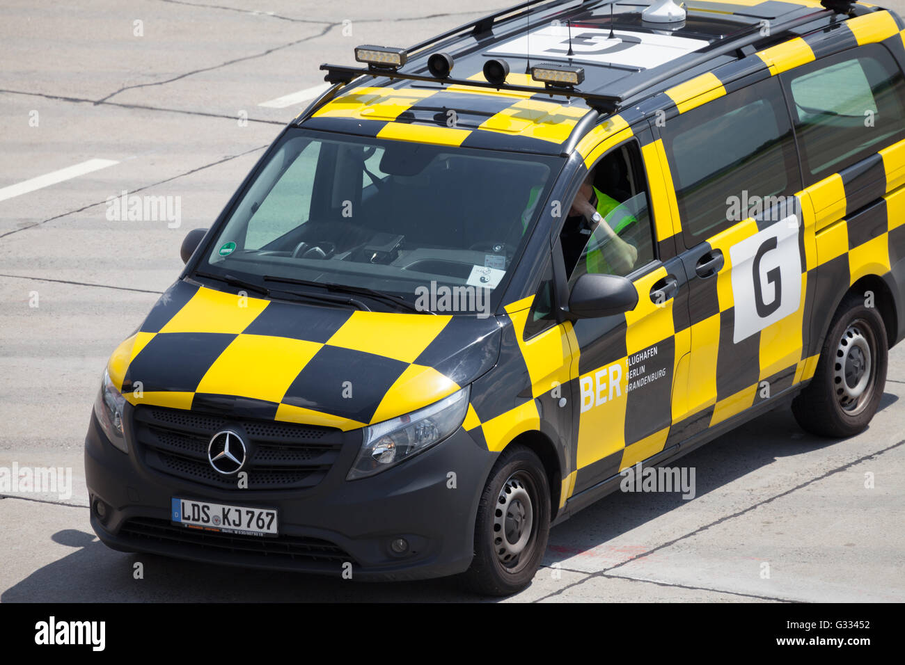 Berlino / GERMANIA - Giugno 4, 2016: tedesco ' follow me ' unità auto sull'aeroporto di Schoenefeld di Berlino / Germania in giugno 4, 2016 Foto Stock
