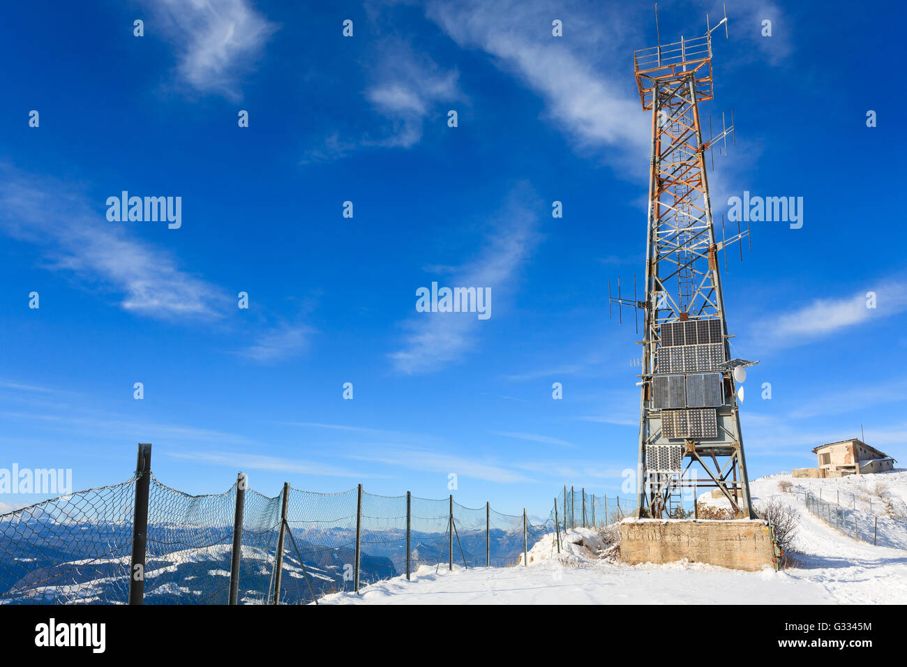 Abbandonato l'antenna radio da 'Monte Grappa',l'Italia Foto stock - Alamy