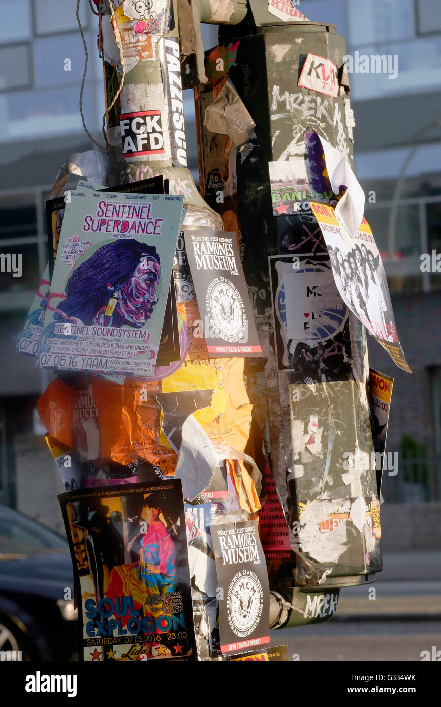 Volare la pubblicazione delle carte telefoniche e poster su arredo urbano in Berlin City Centre, Berlin, Germania. Foto Stock