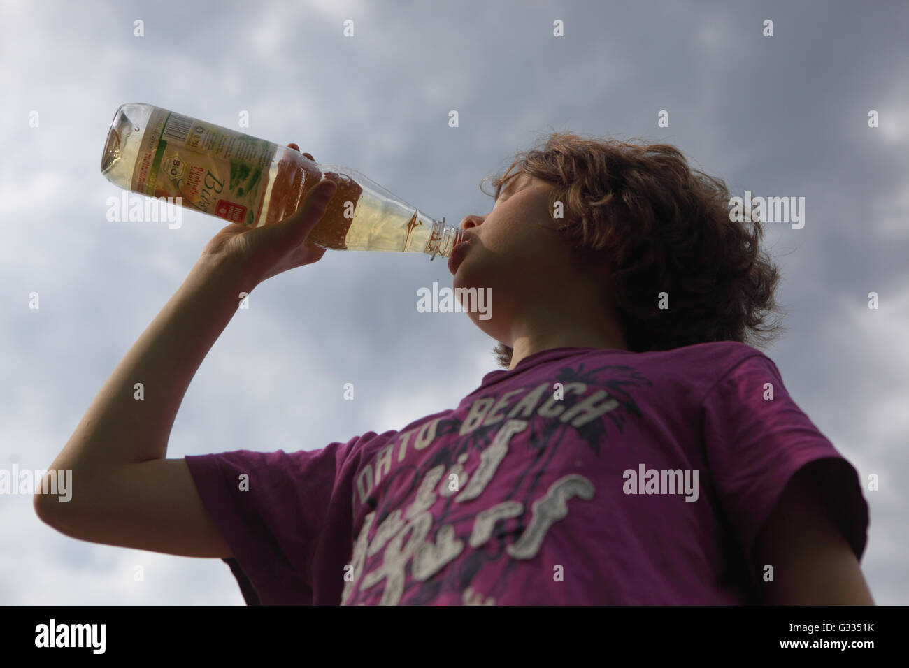 Zossen, Germania, ragazzo beve da una bottiglia Biolimonade Foto Stock