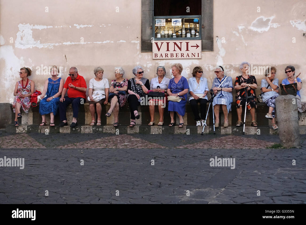 Orvieto, Italia, anziani seduti fianco a fianco Foto Stock