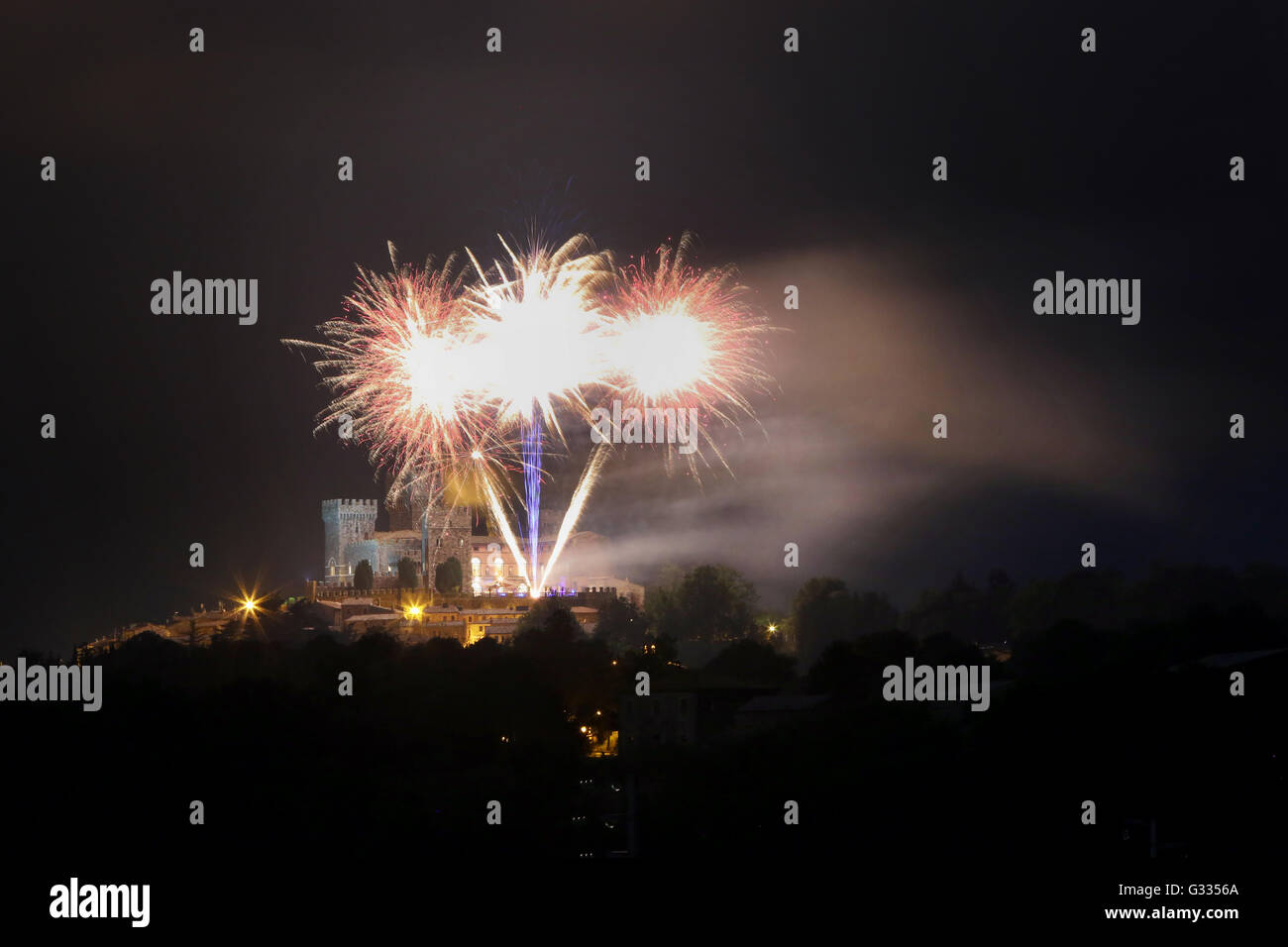 Torre Alfina, Italia, fuochi d'artificio sopra il Castello di Torre Alfina Foto Stock