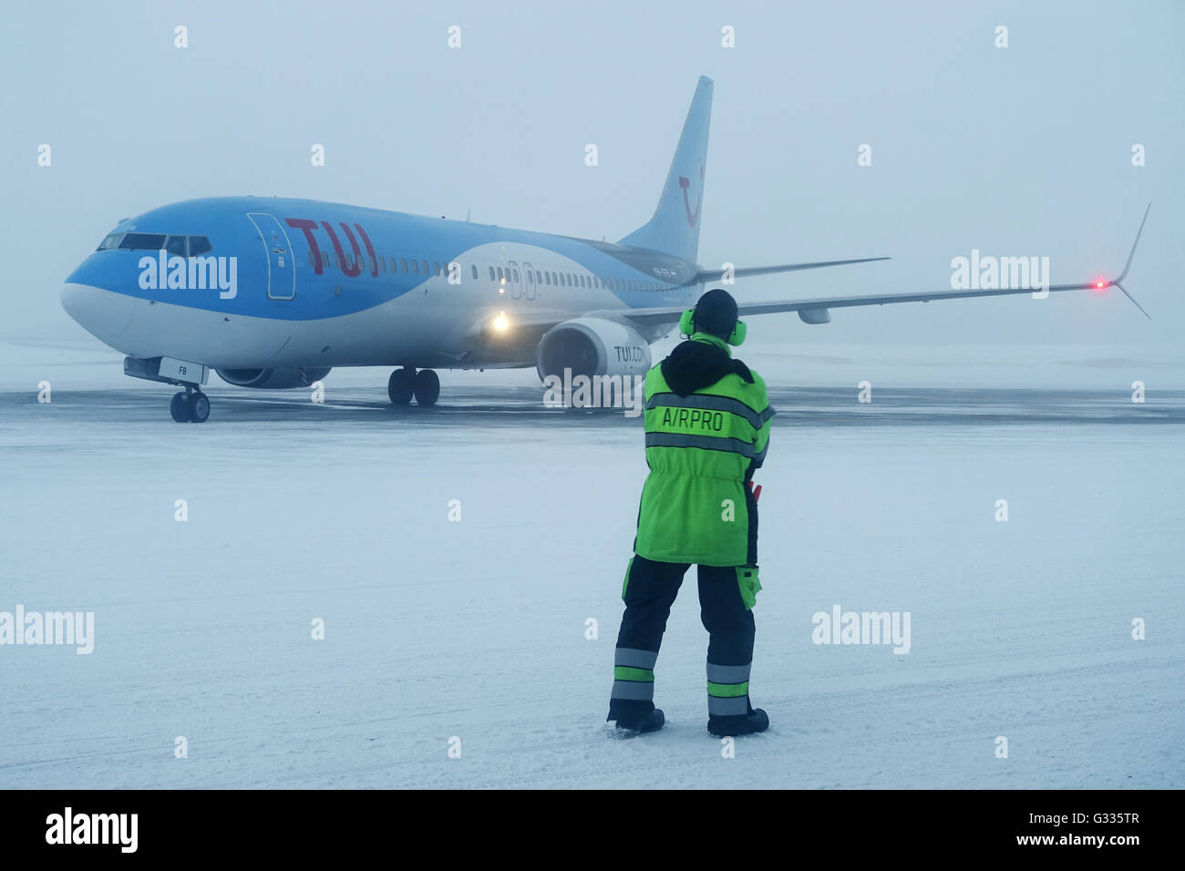 Kittilae, Finlandia, Boeing 737-800 di Tui Airlines e agente di rampa a Kittilae Airport Foto Stock