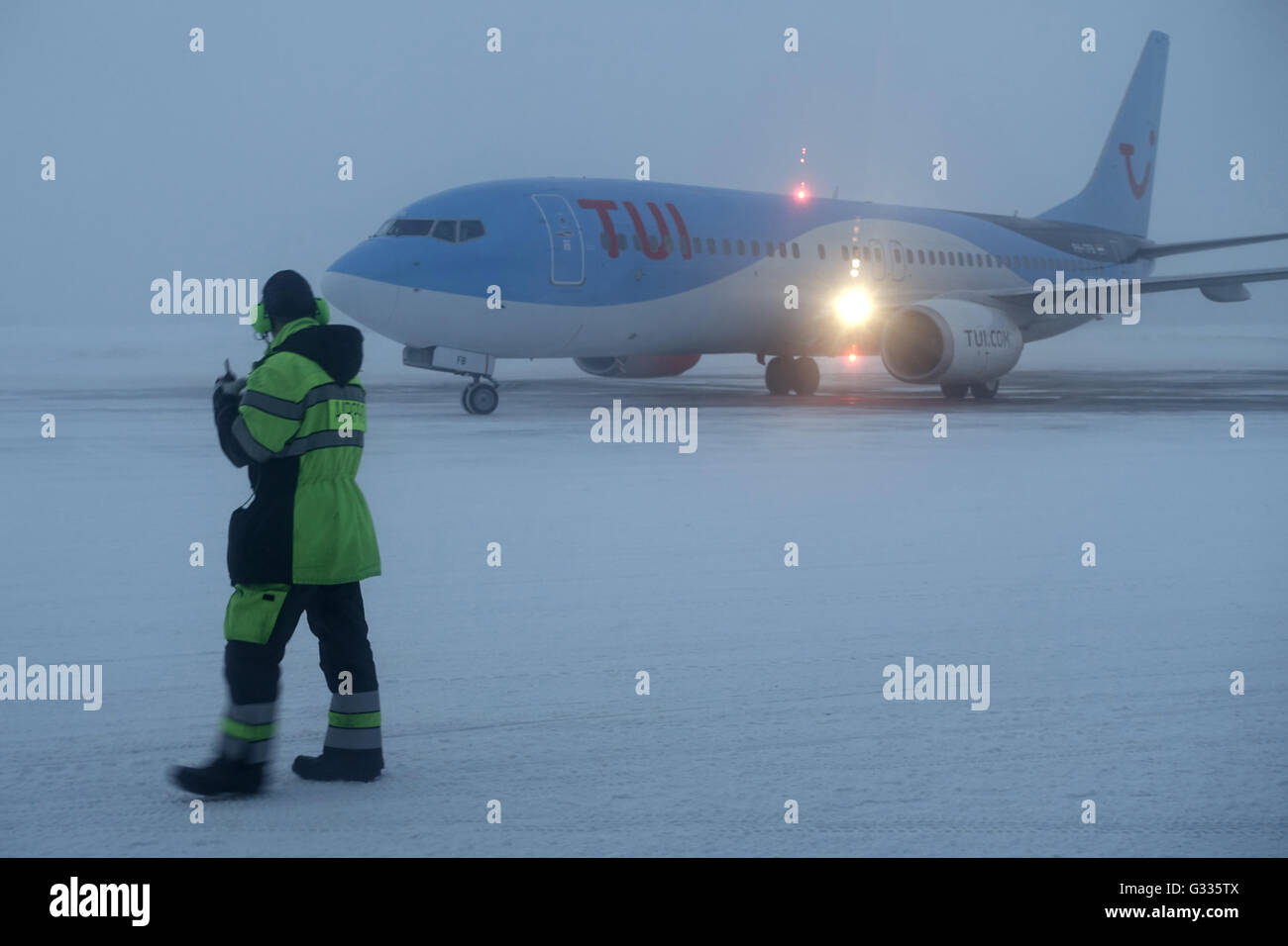 Kittilae, Finlandia, Boeing 737-800 di Tui Airlines e agente di rampa a Kittilae Airport Foto Stock