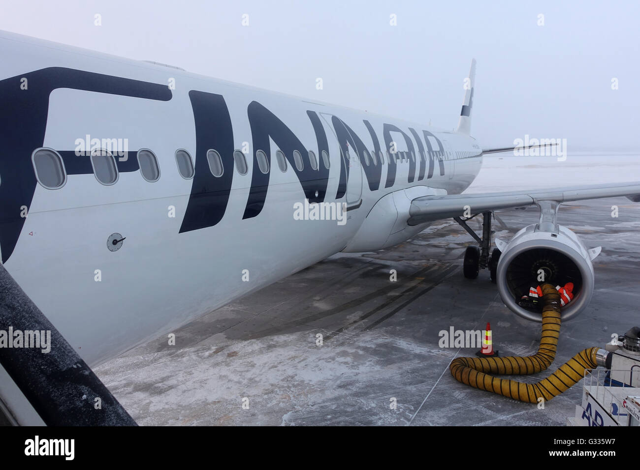 Kittilae, Finlandia, agente di rampa si riscalda in inverno il motore di un aeromobile prima di iniziare Foto Stock