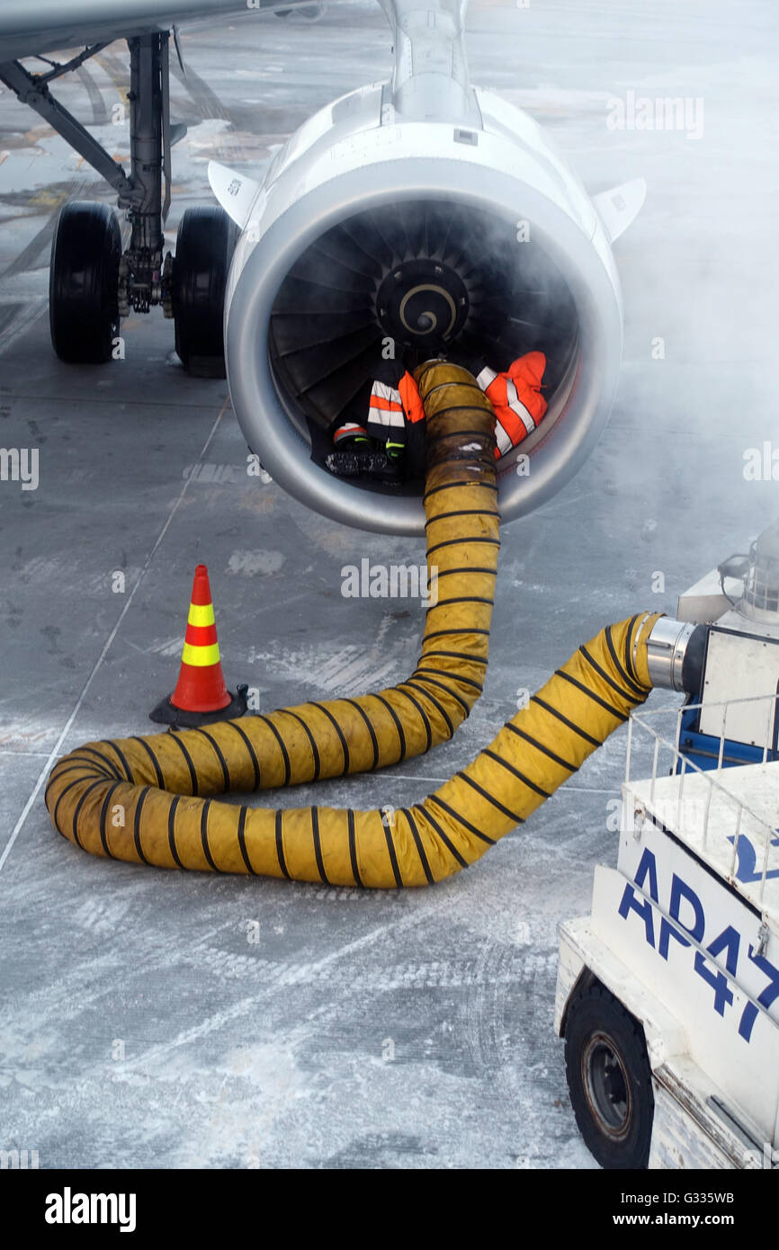 Kittilae, Finlandia, agente di rampa si riscalda in inverno il motore di un aeromobile prima di iniziare Foto Stock