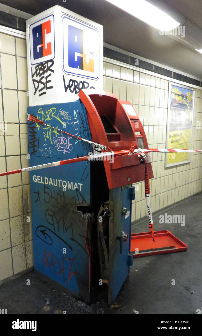 Berlino, Germania, situato diffusi ATM nel vestibolo della stazione della metropolitana Kaiserdamm Foto Stock