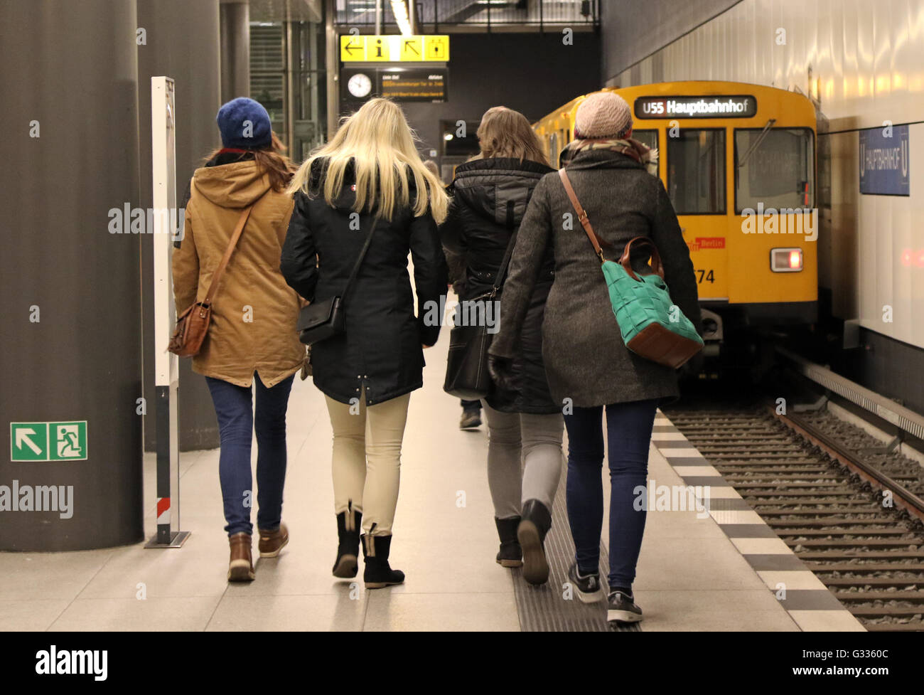 Berlino, Germania, i giovani sulla piattaforma della metropolitana linea U55 in stazione Hauptbahnhof Foto Stock