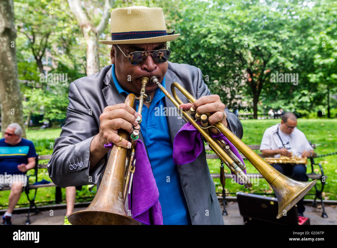New York, Stati Uniti d'America - 4 giugno 2016 Trumpeteer giocando due trombe a Washington Square Park ©Stacy Rosenstock Walsh Foto Stock