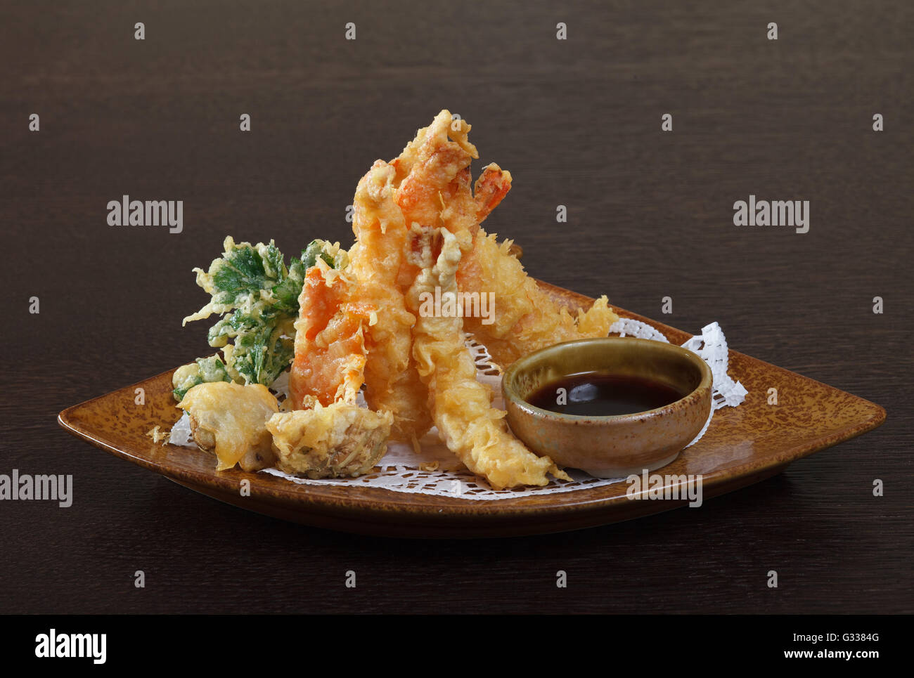 Tempura di gamberetti fritti gamberetti con salsa di soia. Decorare il piatto di giapponese e cucina asiatica. Chiudere fino in vista laterale. Foto Stock
