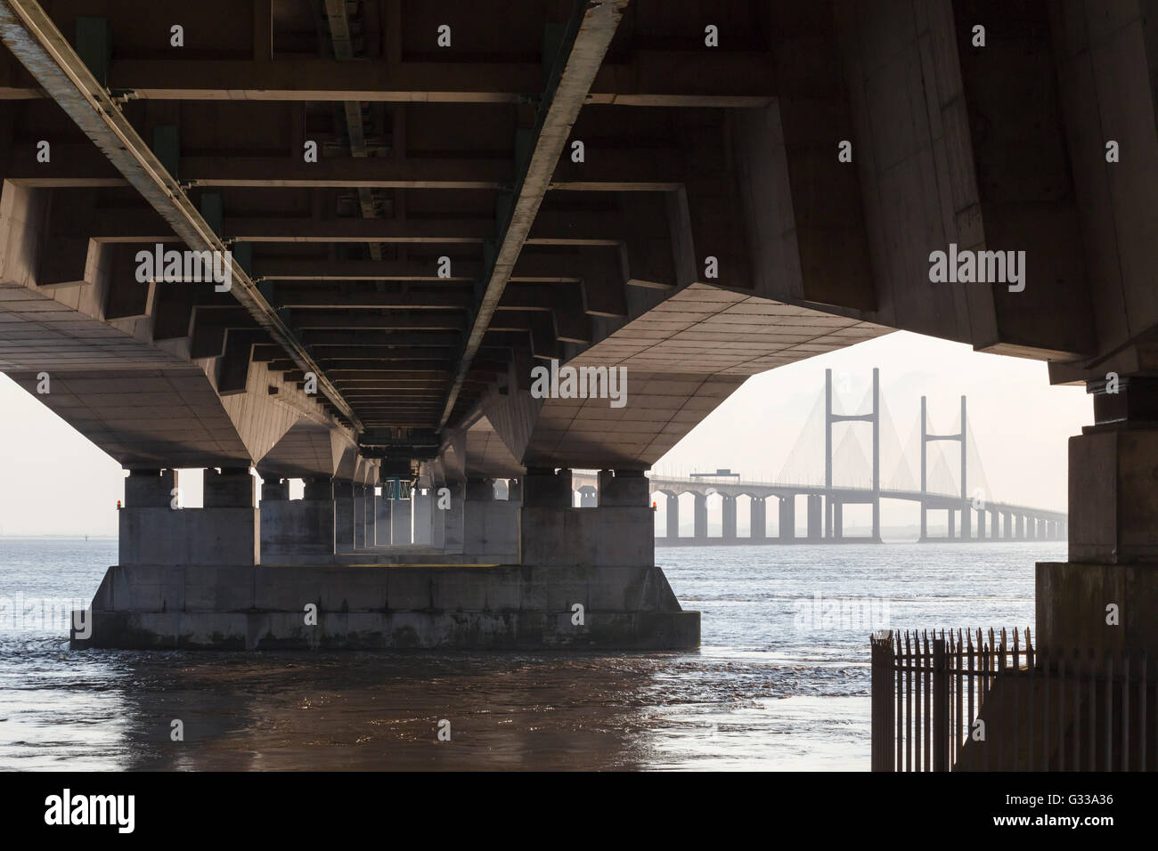 La seconda Severn Crossing autostrada M4 ponte tra Inghilterra e Galles, visto dal Severn spiaggia vicino a Bristol. Foto Stock