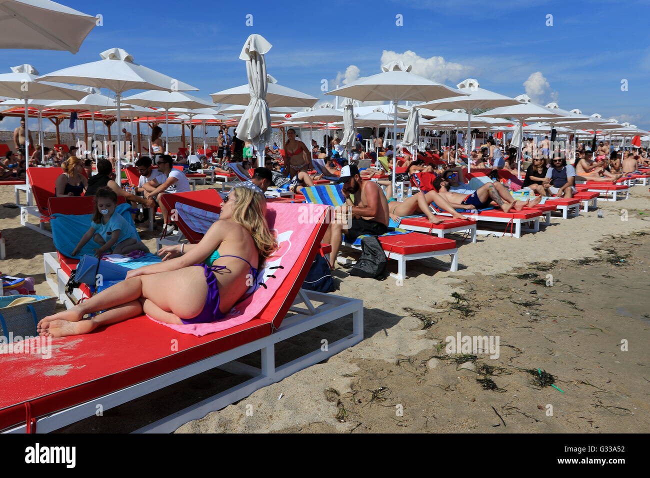 Le persone in un momento di relax a un beach bar in spiaggia Potamos, vicino a Salonicco, Grecia Foto Stock