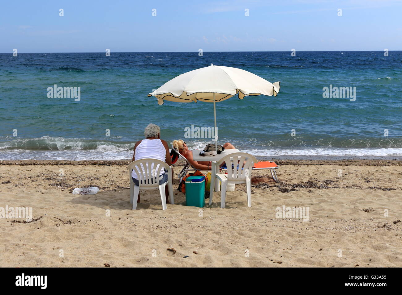 Un paio di relax presso Potamos beach, Epanomi, Grecia. Foto Stock