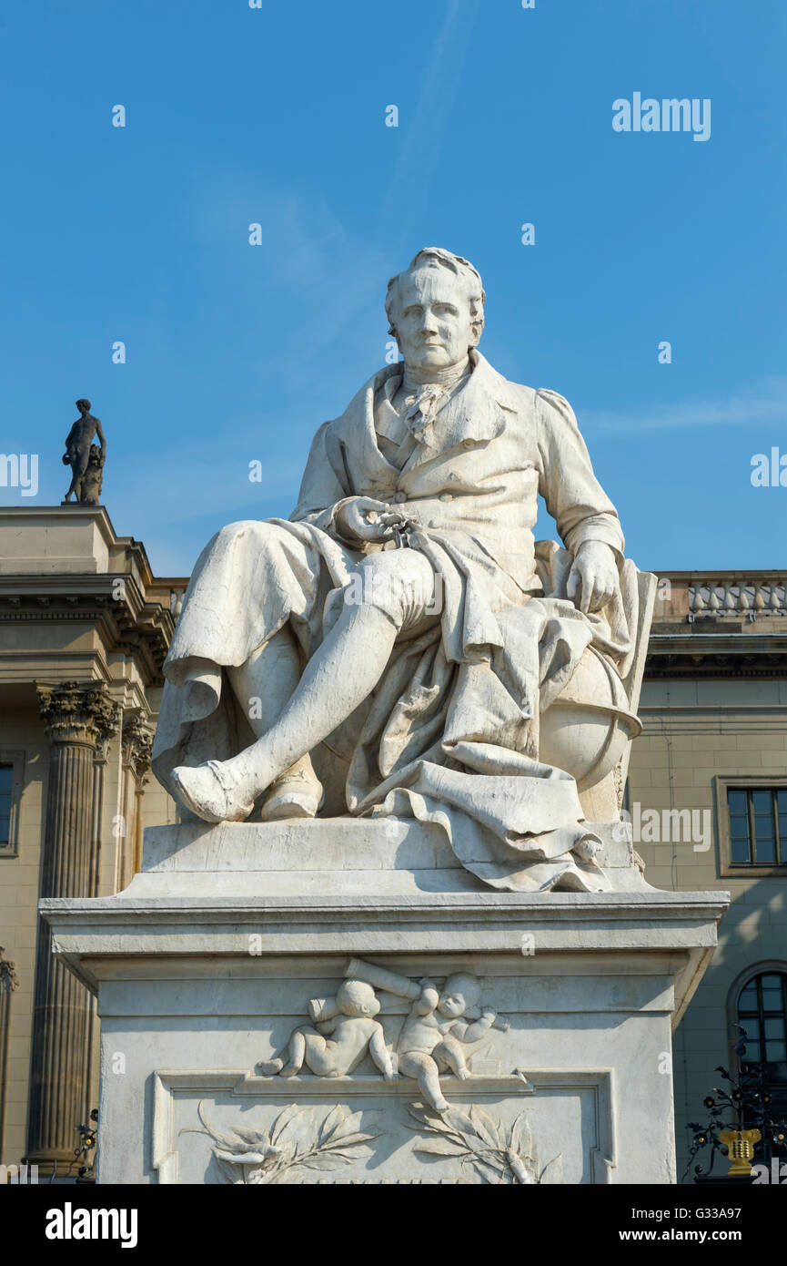 Alexander von Humboldt statua di fronte all'Università Humboldt, Unter den Linden, Berlino, Brandeburgo, Germania Foto Stock