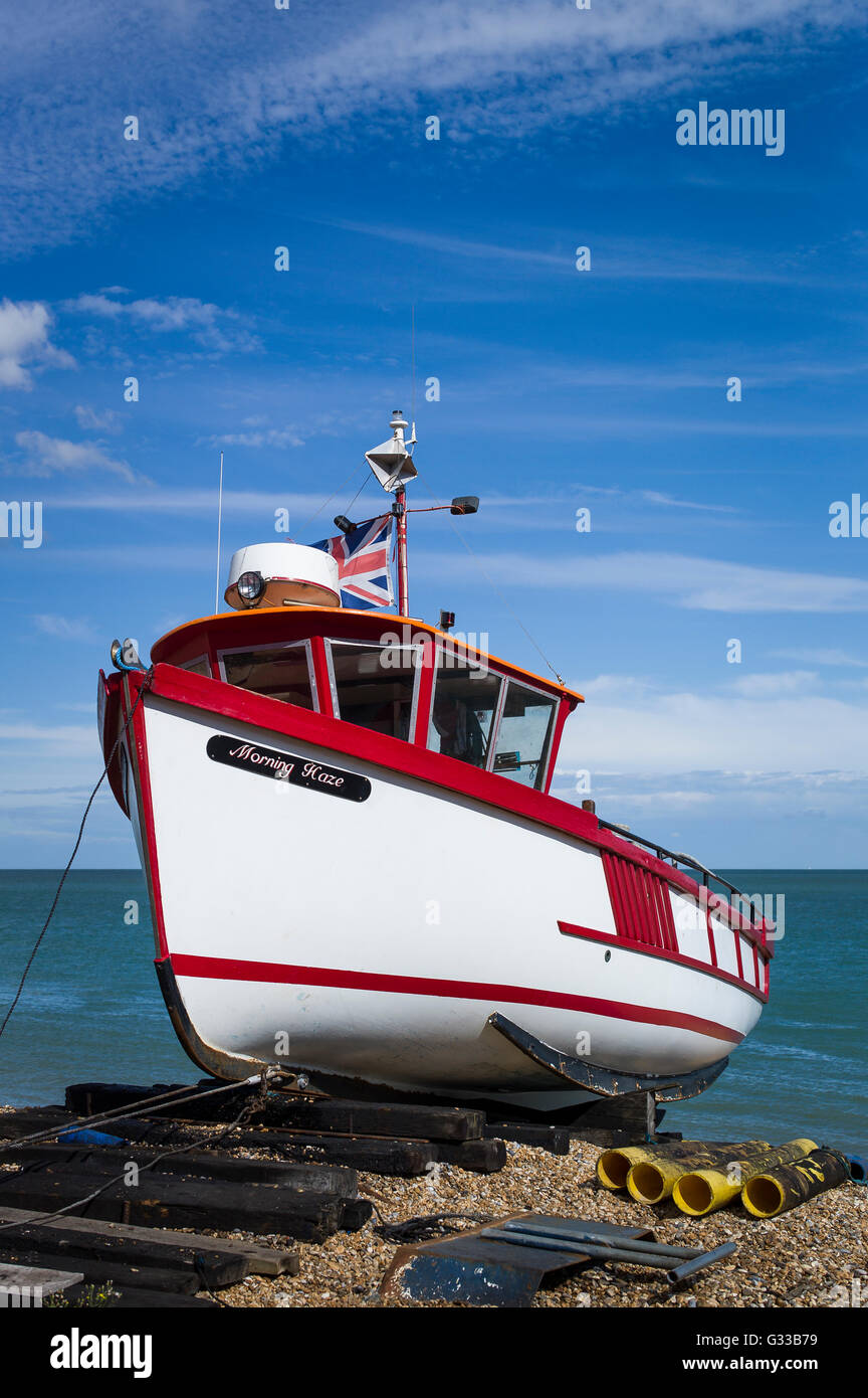 Barca da pesca spiaggiata a trattare nel Kent REGNO UNITO Foto Stock