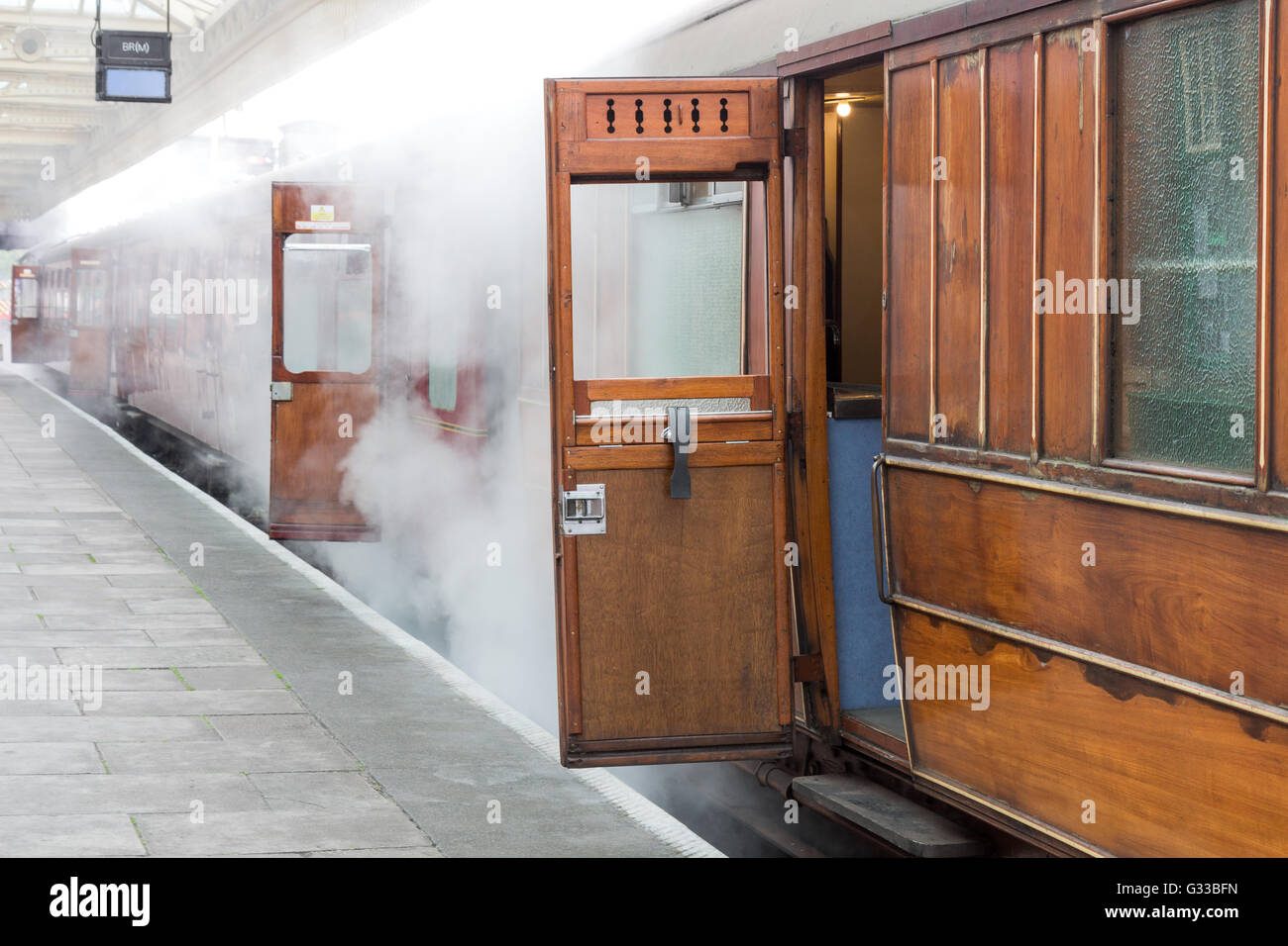 Svuotare carrozze ferroviarie a 1940s tempo di guerra sul weekend la grande stazione ferroviaria centrale Foto Stock