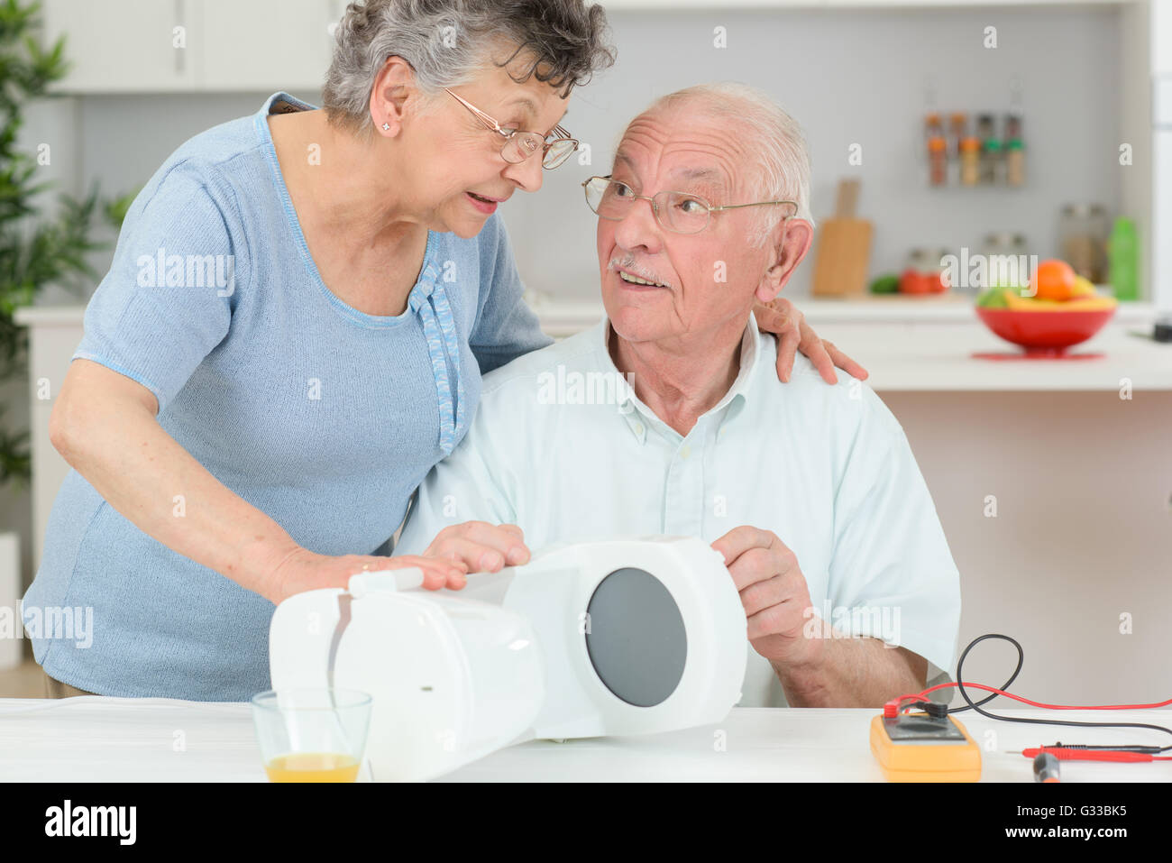 Senior Citizen test apparecchio elettrico Foto Stock