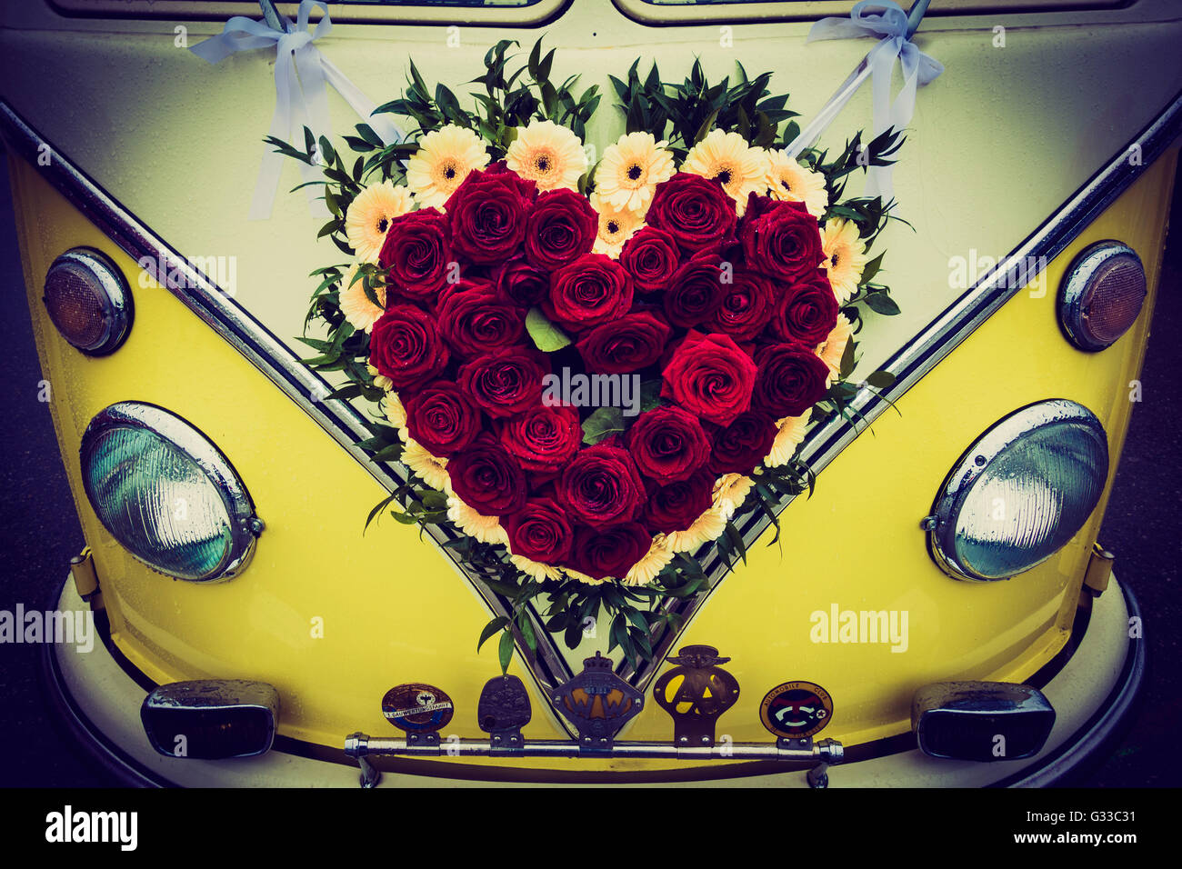 Cuore di fiore su Vintage bus VW Bulli Foto Stock