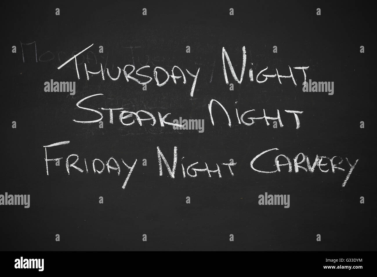 Blackboard per cibo notti al di fuori di un pub. Foto Stock