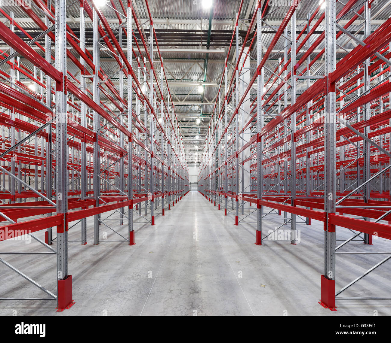 Scaffalature industriali pallet ripiani in enorme magazzino vuoto interiore. Dispositivi di storage. Foto Stock