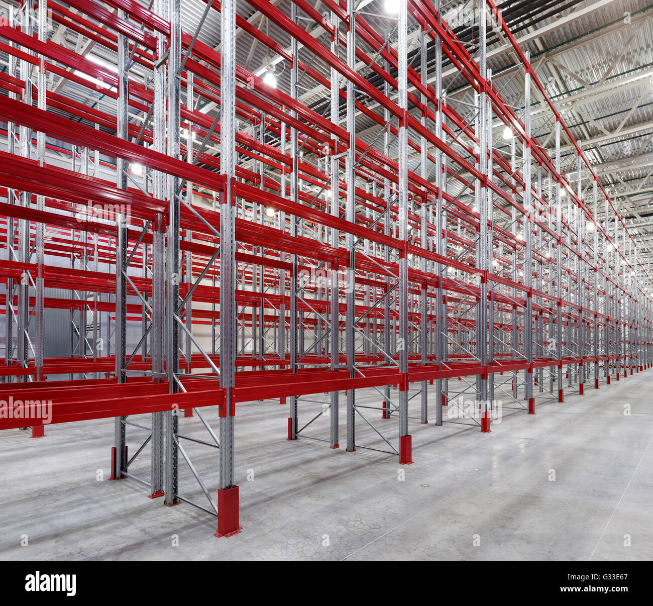 Scaffalature industriali pallet ripiani in enorme magazzino vuoto interiore. Dispositivi di storage. Foto Stock