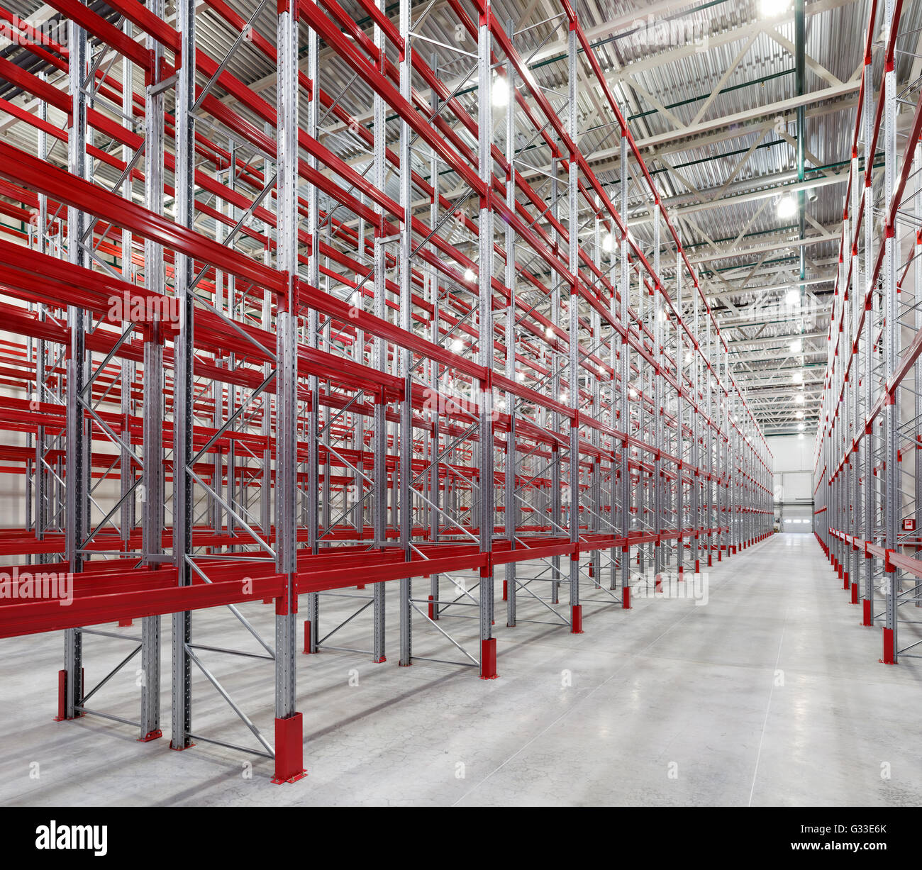 Rack pallet di scaffali in enorme magazzino vuoto interiore. Dispositivi di  storage Foto stock - Alamy