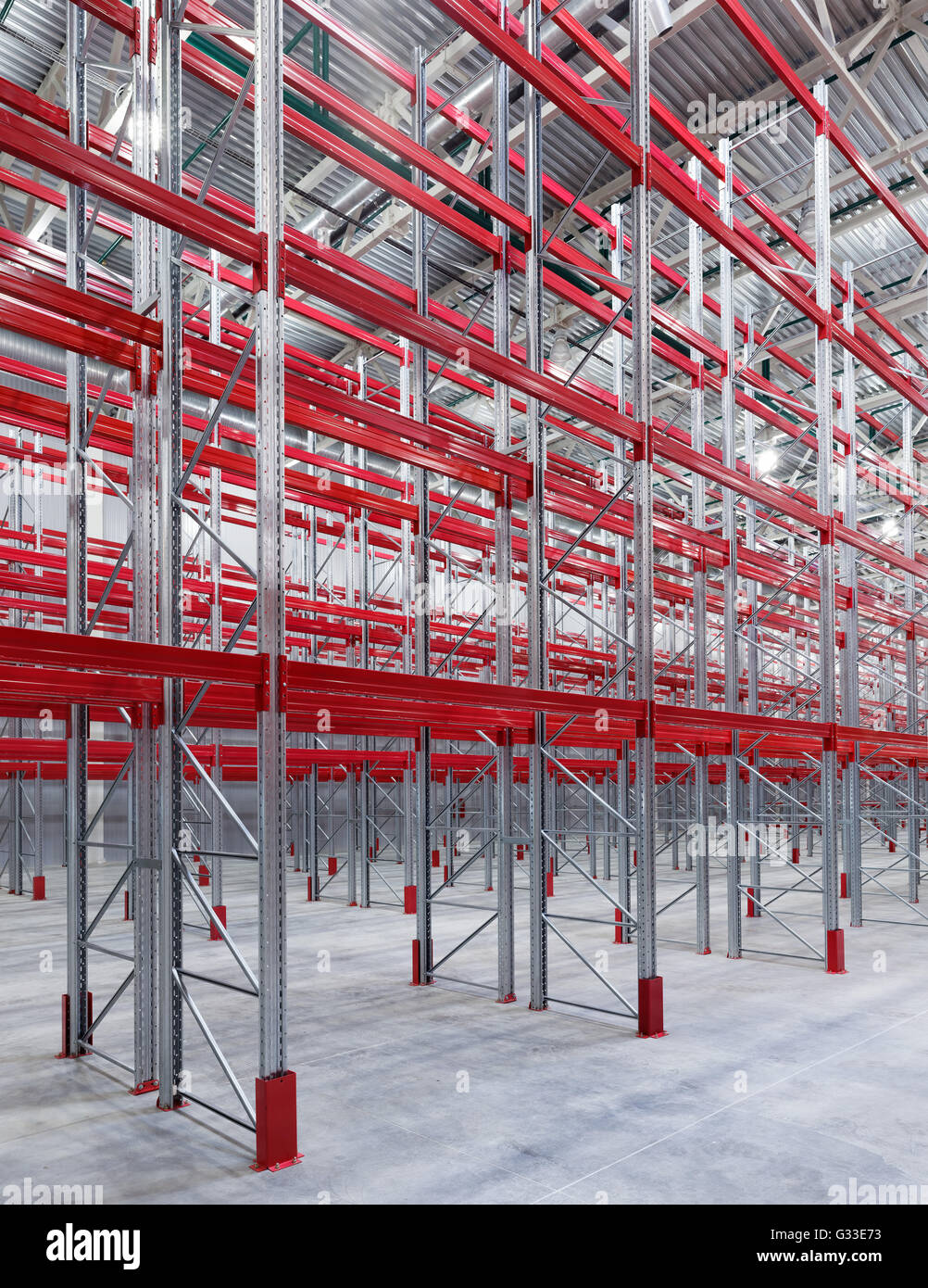 Scaffalature industriali pallet ripiani in enorme magazzino vuoto interiore. Dispositivi di storage. Foto Stock