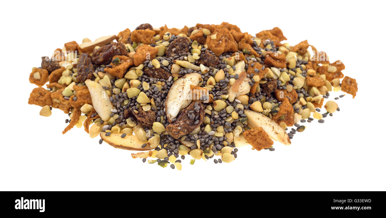 Una parte secca di cereali per la prima colazione consiste di chia semi, frutta a guscio e la frutta secca isolata su uno sfondo bianco. Foto Stock
