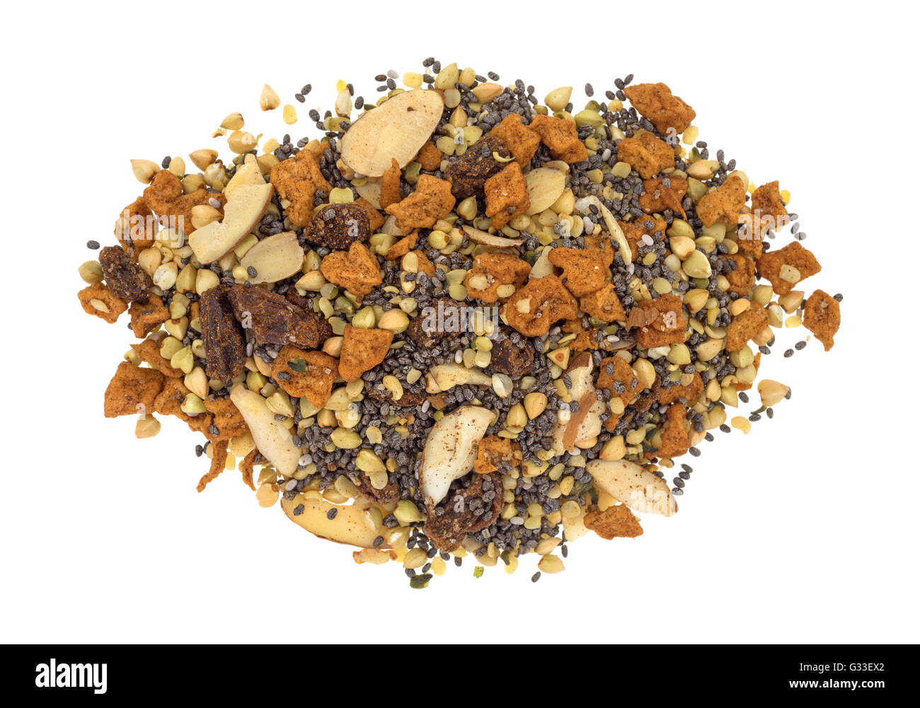 Vista dall'alto di una porzione di secco di cereali per la prima colazione consiste di chia semi, frutta a guscio e la frutta secca isolata su uno sfondo bianco. Foto Stock