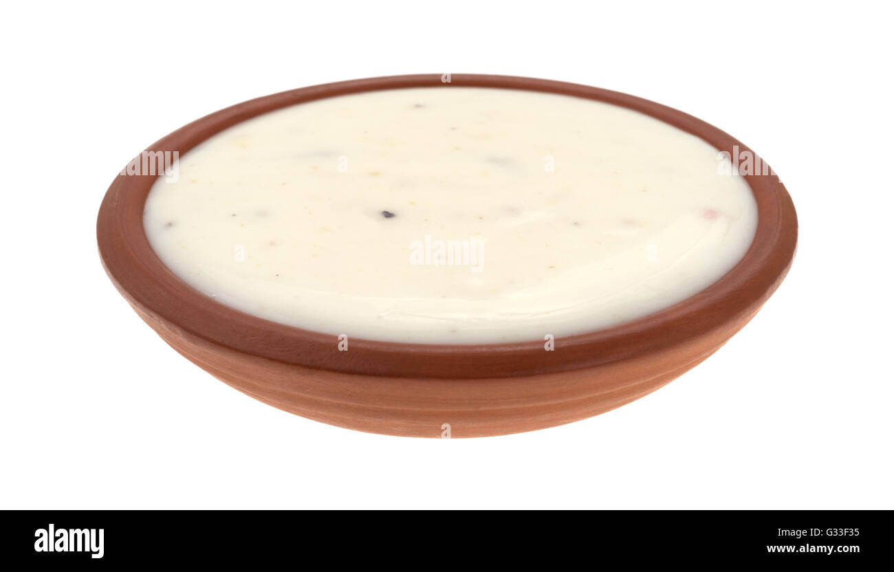 Vista laterale di una piccola ciotola di italiano cremoso condimento per insalata isolato su uno sfondo bianco. Foto Stock