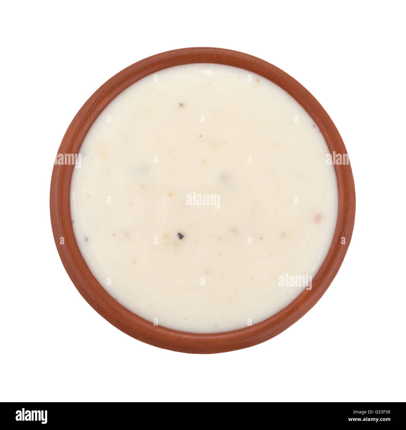 Vista dall'alto di una piccola ciotola di italiano cremoso condimento per insalata isolato su uno sfondo bianco. Foto Stock