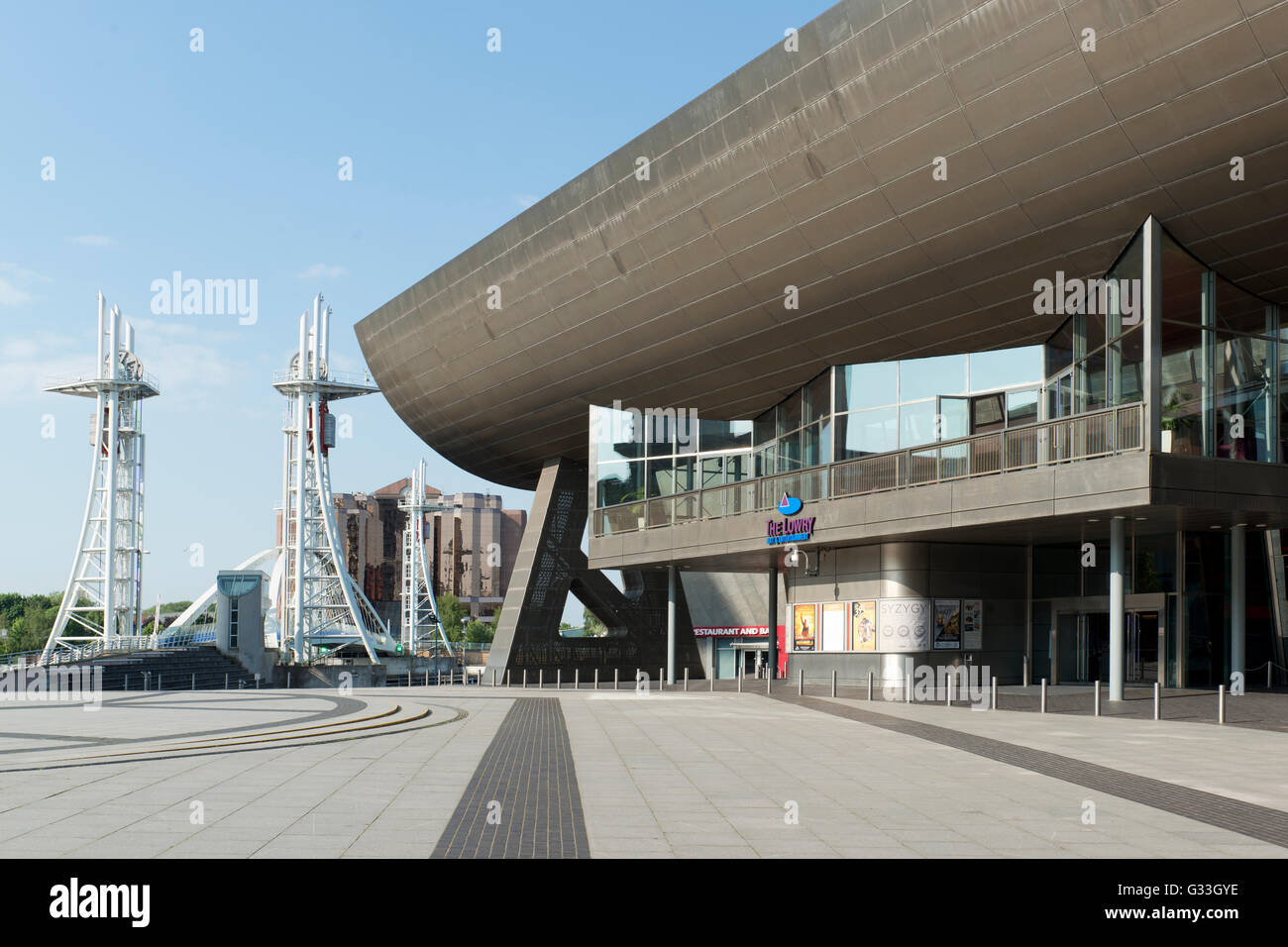 Il Lorwy Arts Center e complesso in Salford Quays dal Manchester Ship Canal vicino a Media City. Foto Stock