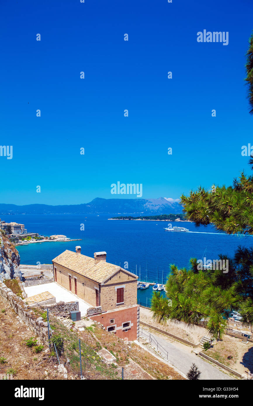 Vista aerea dalla vecchia fortezza sul porticciolo con barche, Corfu, l'isola di Corfù, Grecia Foto Stock