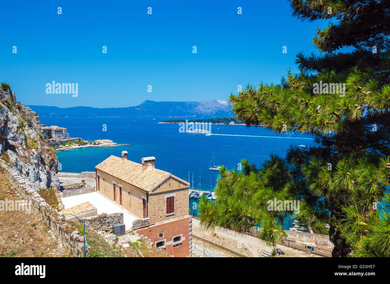 Vista aerea dalla vecchia fortezza sul porticciolo con barche, Corfu, l'isola di Corfù, Grecia Foto Stock