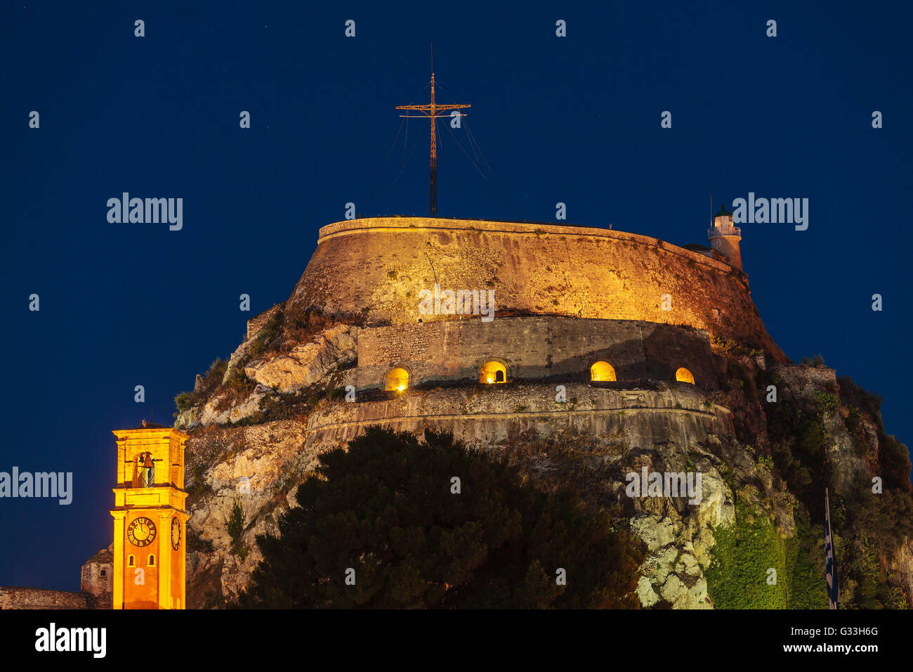 Vista serale di illuminata Fortezza Vecchia, Corfu, l'isola di Corfù, Grecia Foto Stock