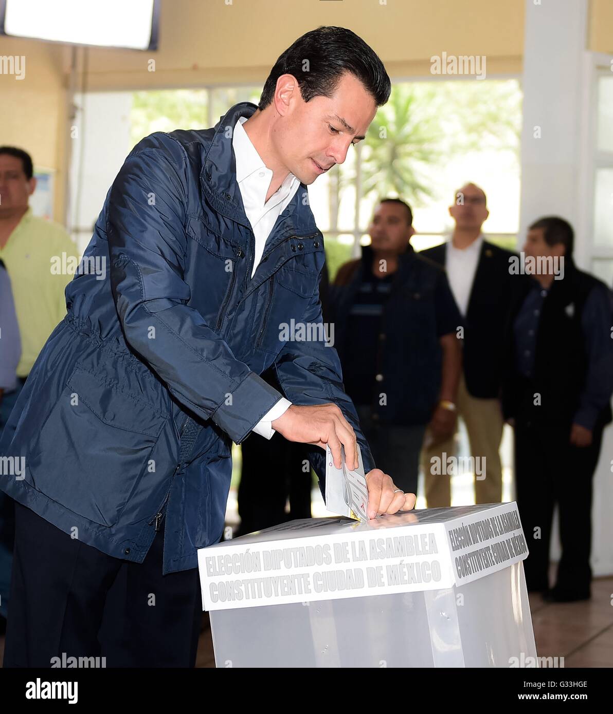 Il Presidente messicano Enrique Peña Nieto getta il suo voto durante lo stato locale elezioni giugno 5, 2016 a Città del Messico. Il partito di governo, il PRI, sembrava essere voce per sconfiggere come Nieto facce il malcontento degli elettori. Foto Stock
