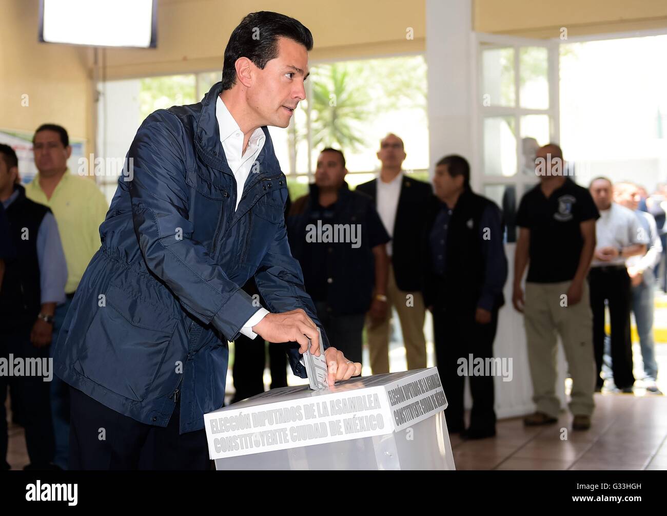 Il Presidente messicano Enrique Peña Nieto getta il suo voto durante lo stato locale elezioni giugno 5, 2016 a Città del Messico. Il partito di governo, il PRI, sembrava essere voce per sconfiggere come Nieto facce il malcontento degli elettori. Foto Stock