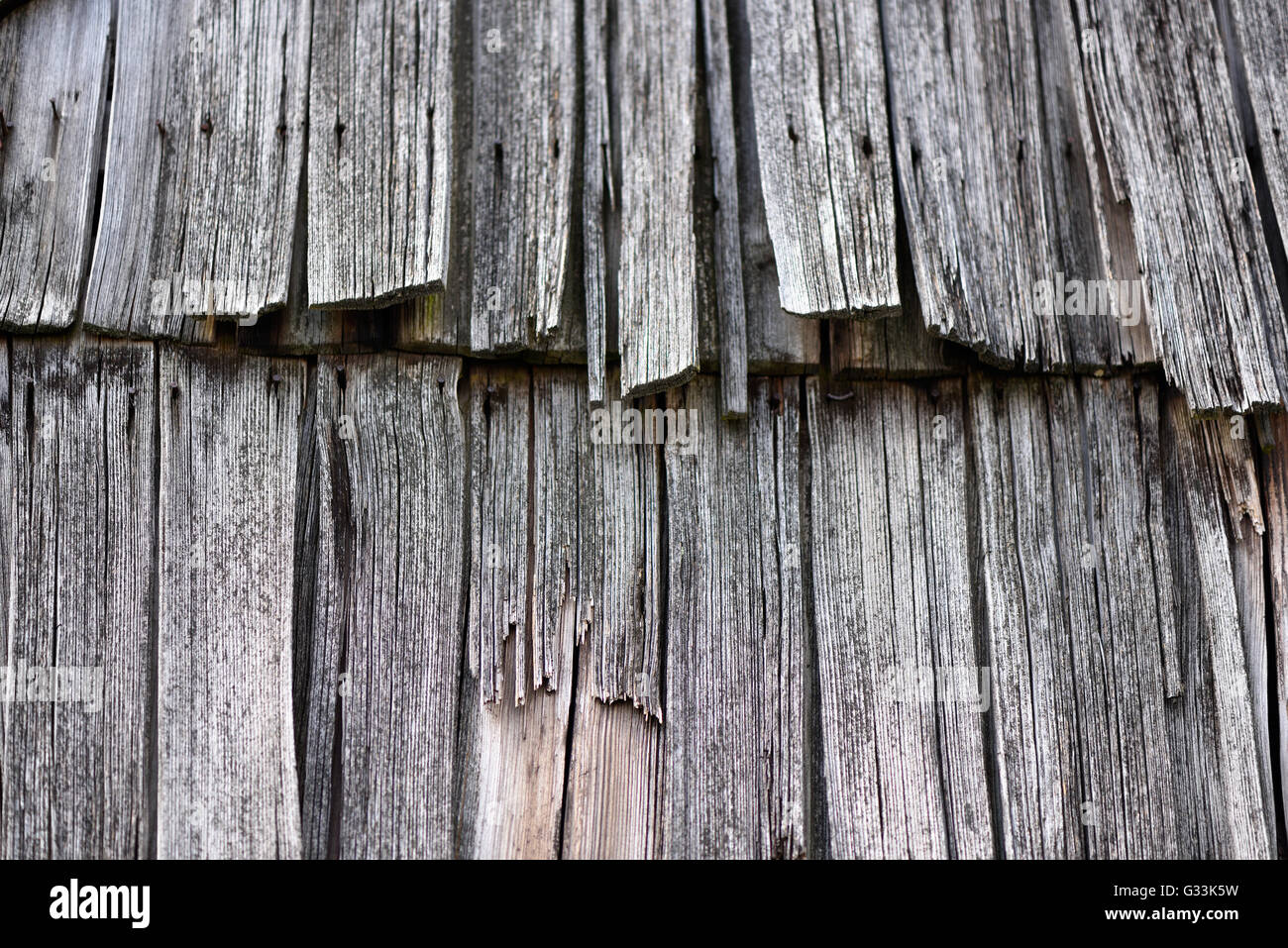Obsoleti listoni di legno da una vecchia casa tetto Foto Stock