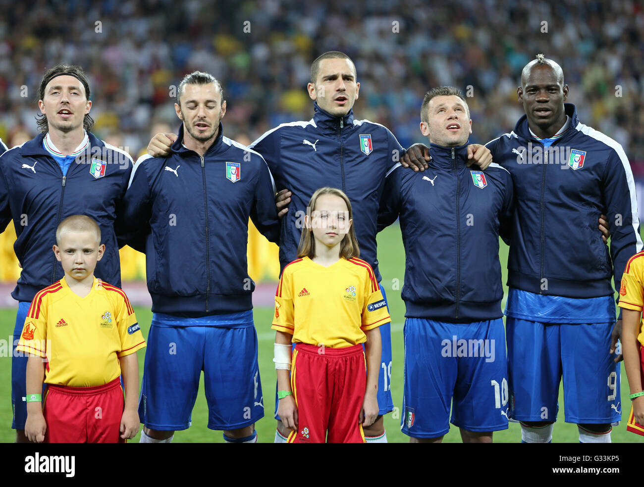 Kiev, Ucraina - 24 giugno 2012: i giocatori di calcio Italia team cantare il anthen nazionale prima di UEFA EURO 2012 di quarto di gioco finale Foto Stock
