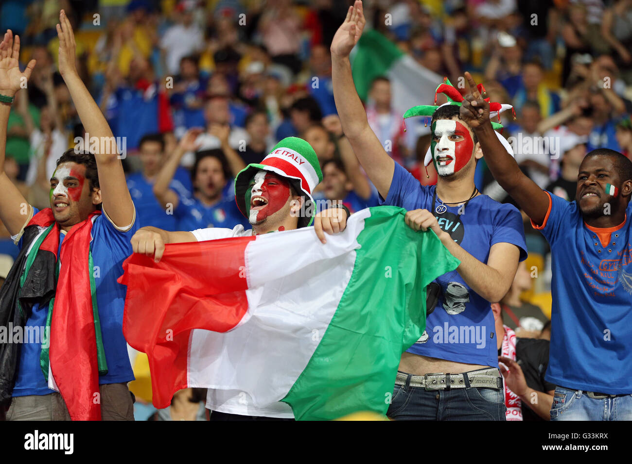 Il calcio italiano sostenitori mostrano il loro sostegno durante UEFA EURO 2012 Quarti di finale di partita contro l'Inghilterra a NSC Olympic Stadium Foto Stock