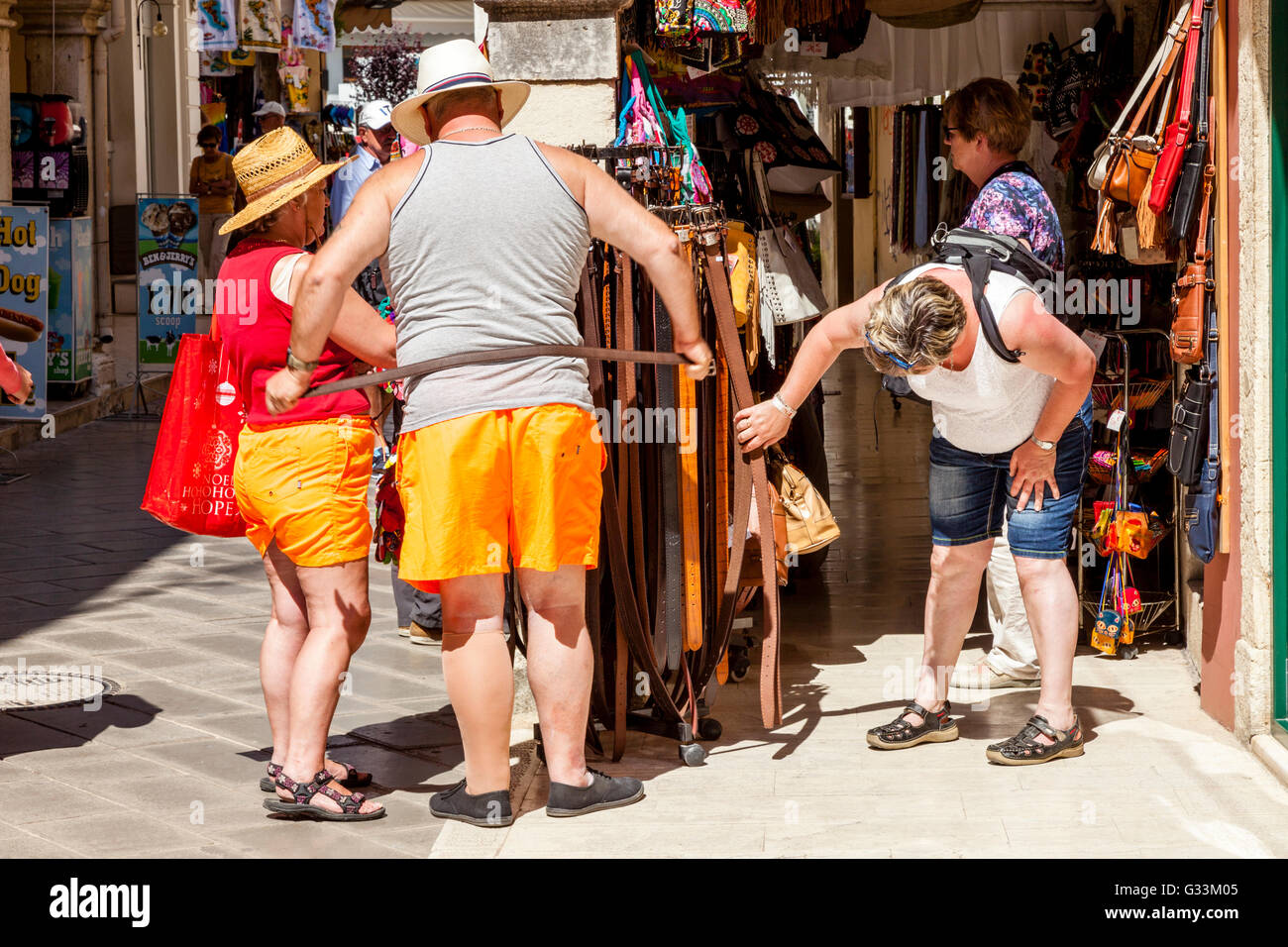 I turisti acquistare cinghie, Corfù Città vecchia di Corfù, Grecia Foto Stock