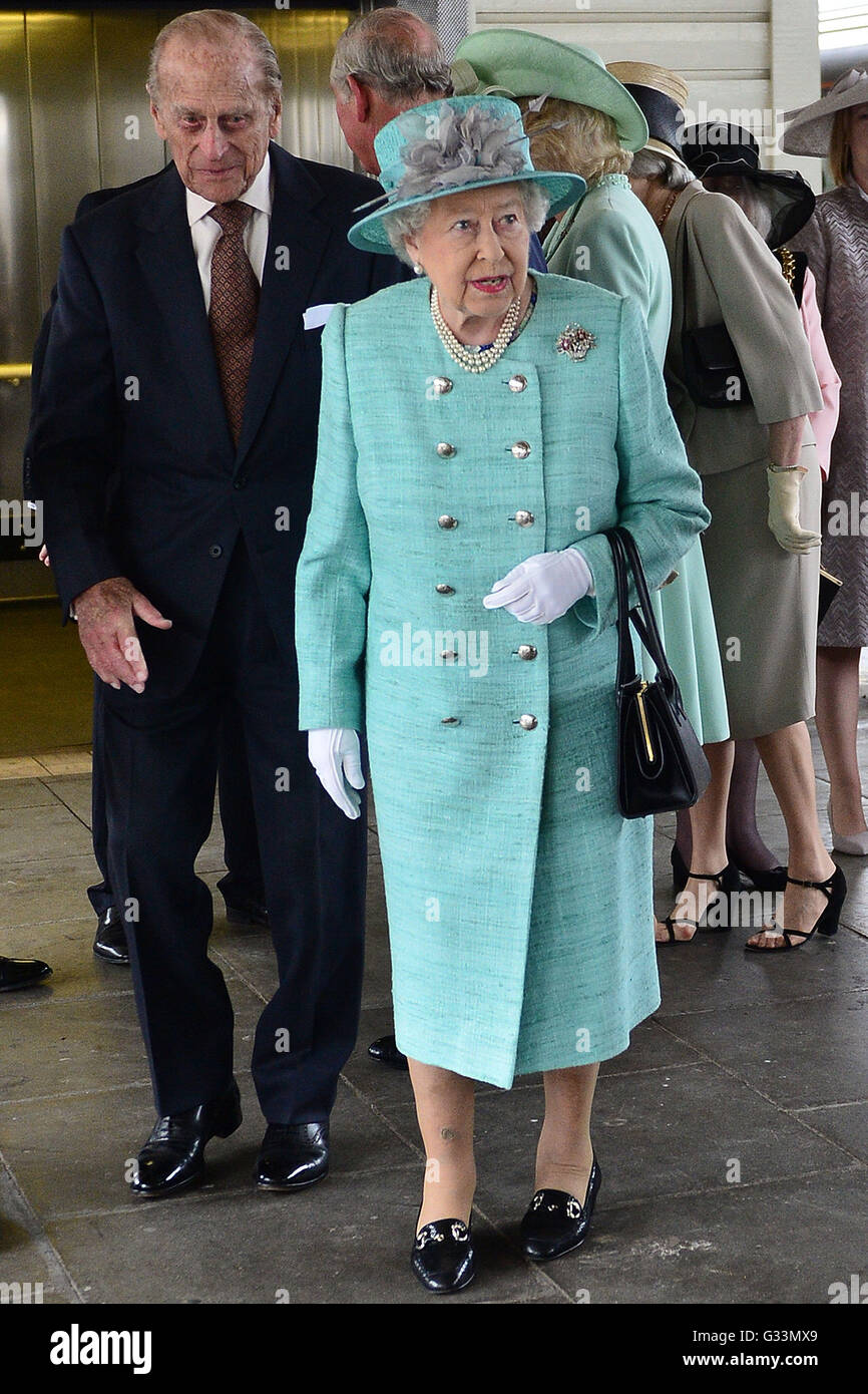 La regina Elisabetta II e il Duca di Edimburgo discostarsi dal treno reale presso la Stazione Centrale di Cardiff davanti a una visita alla città. Foto Stock