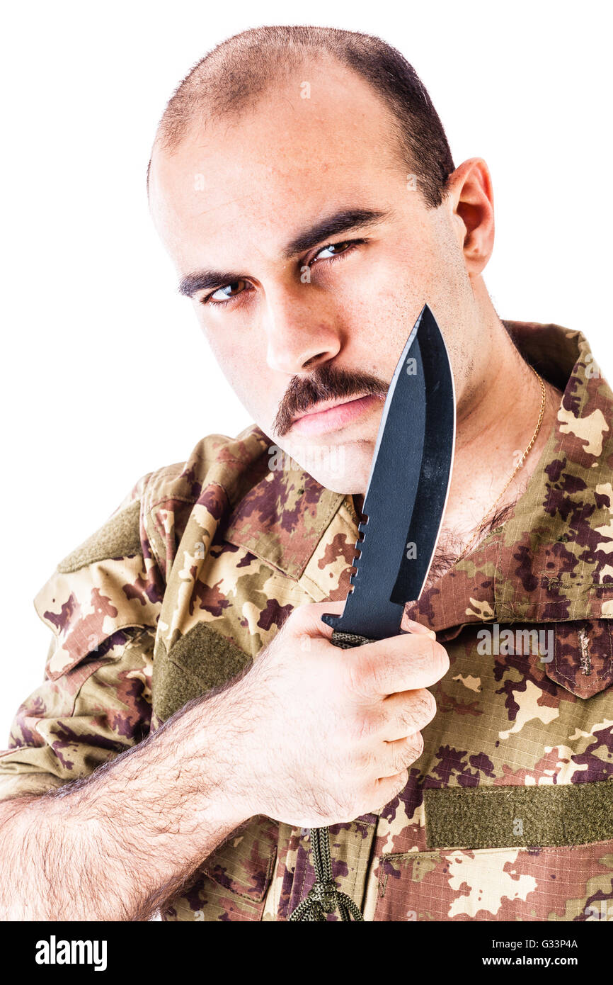 Un soldato che indossa Abbigliamento camouflage isolate su uno sfondo bianco Foto Stock