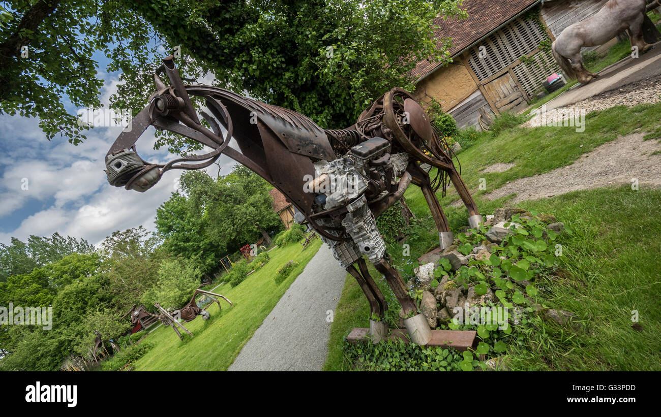 Fotocamere digitali Olympus cavallo di metallo fatta dalle parti di ricambio horse farm Michaudière Juvigny sous Andaine Foto Stock