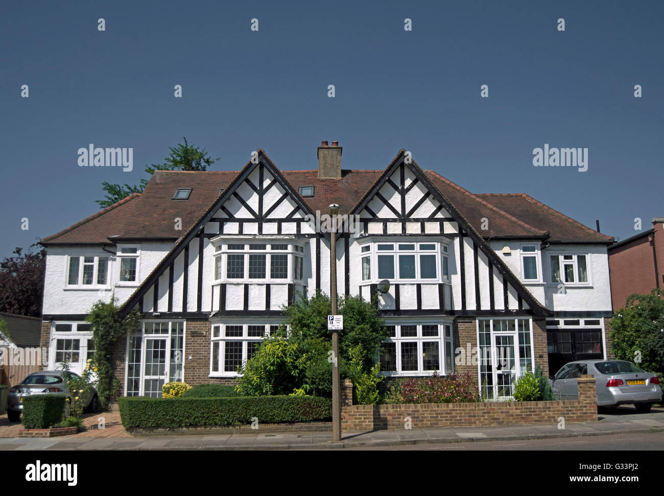 Matching semi-detached mock tudor case in Strawberry Hill, Twickenham, middlesex, Inghilterra Foto Stock