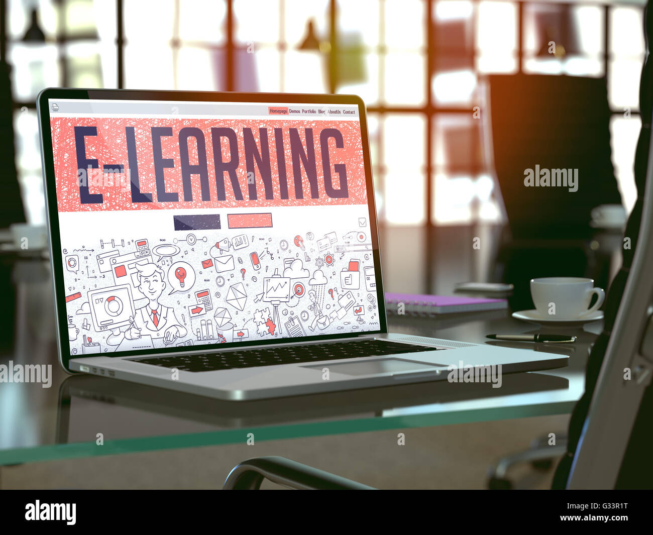 Lo schermo del notebook con l'E-Learning concetto. Foto Stock
