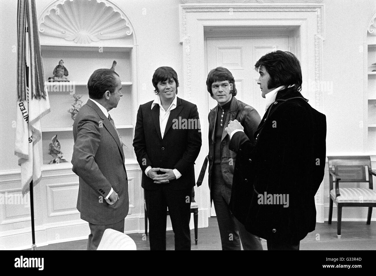 Elvis Presley introduce i membri della sua band al Presidente degli Stati Uniti Richard M. Nixon nell'Ufficio Ovale della Casa Bianca il 21 dicembre 1970 a Washington, DC. La riunione è stata avviata da Presley, che scrisse Nixon un sei-pagina lettera chiedendo una visita con il presidente e suggerendo che egli sia fatto un 'agente federale-at-Large' in sede di Ufficio di presidenza di narcotici e droghe pericolose. Foto Stock