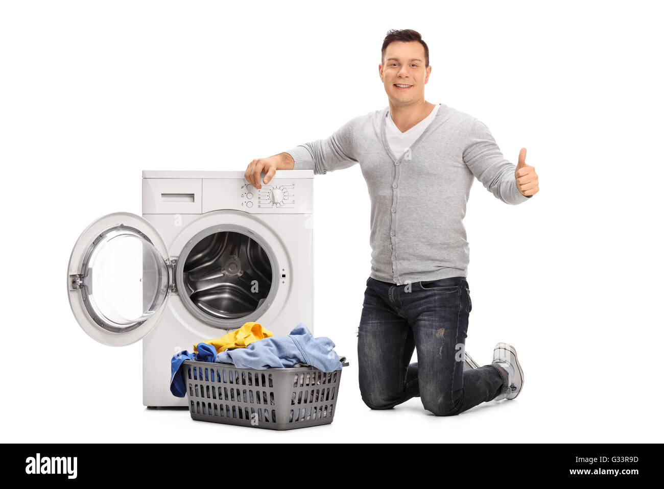 Allegro ragazzo che fa servizio lavanderia e dando un pollice in alto isolato su sfondo bianco Foto Stock