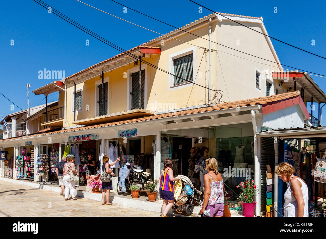 I turisti lo Shopping nella località balneare di Kassiopi, l'isola di Corfù, Grecia Foto Stock